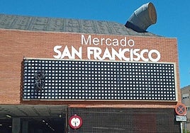 Trabajos de instalación del jardín vertical en el mercado, este lunes.