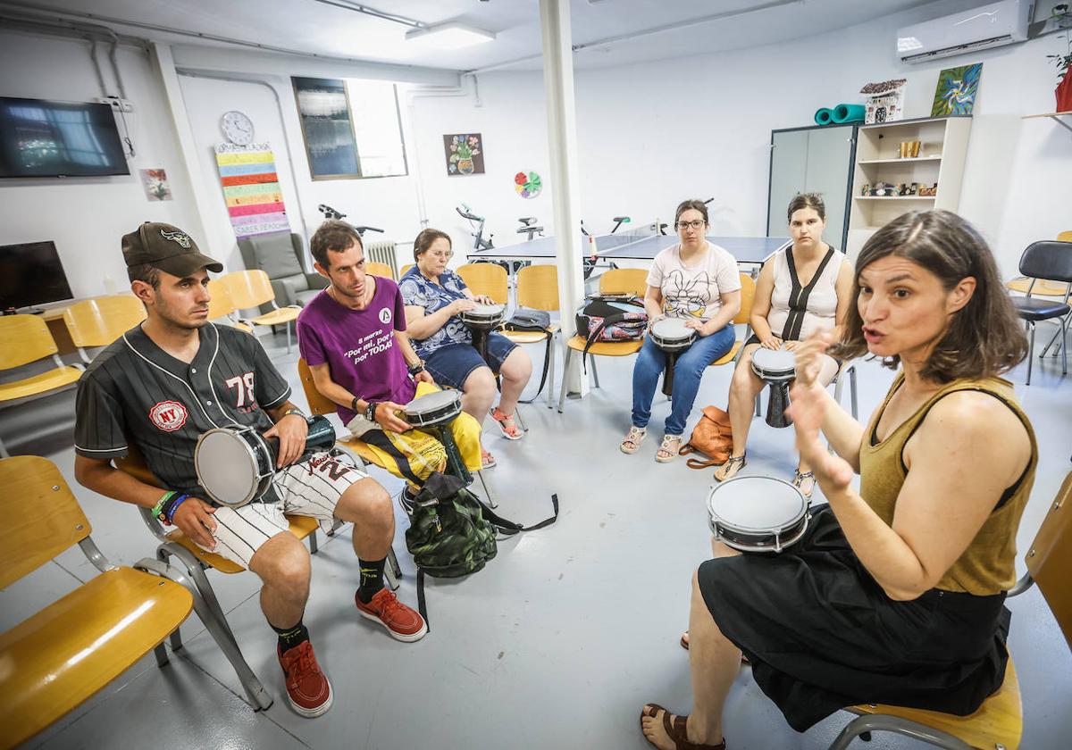 Marta Iglesias (derecha) dirige el taller de música en la Comunidad Terapéutica de Salud Mental de San Cecilio.