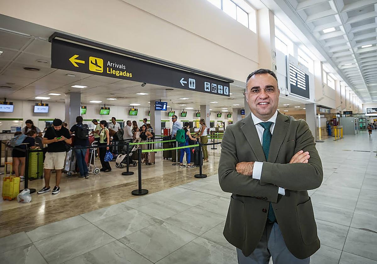 El presidente de la Diputación, Francis Rodríguez, posa en el aeropuerto a la espera de que lleguen nuevos vuelos para Granada.