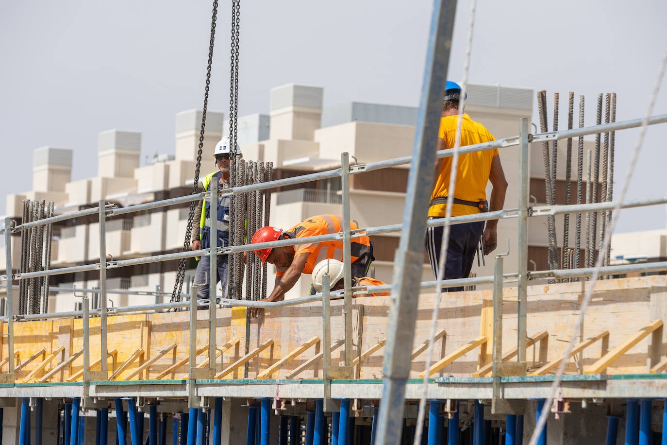 Profesionales de la construcción en una obra en Granada.