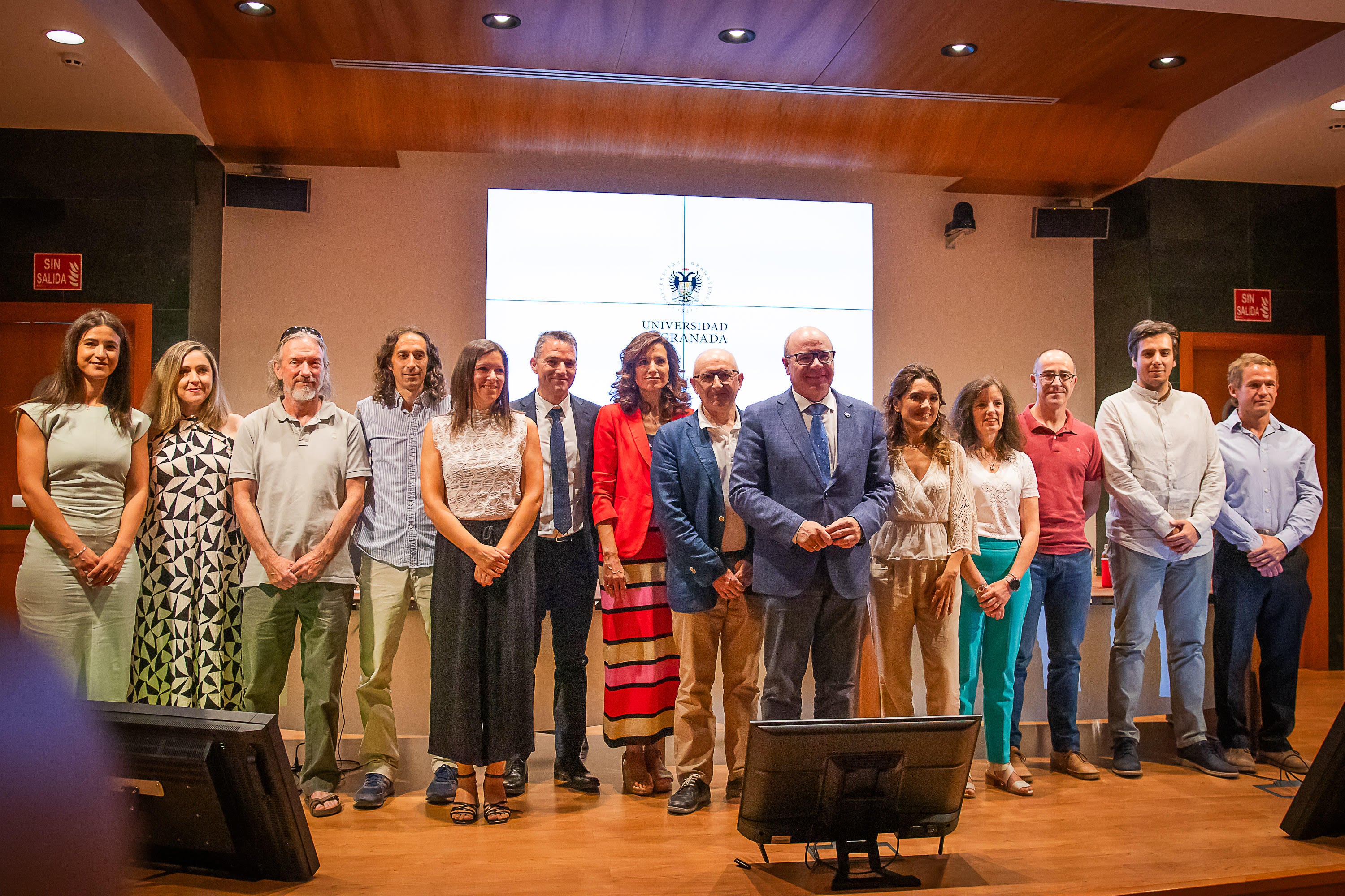 Los premiados, junto al rector de la Universidad de Granada, Pedro Mercado.