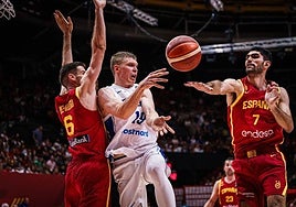 Valtonen (d) da un pase frente a España ante Xabi López-Arostegui.