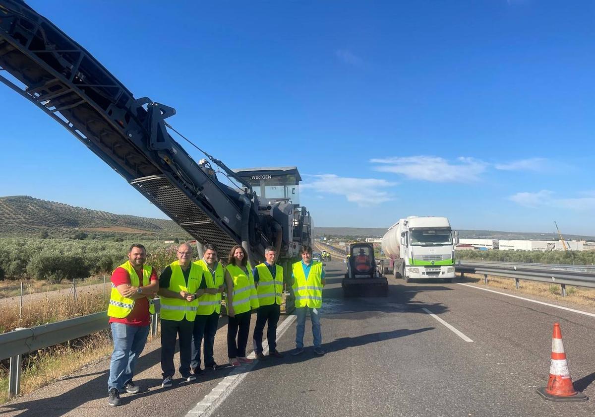 El subdelegado del Gobierno en la provincia, en las obras de la autovía en Marmolejo.