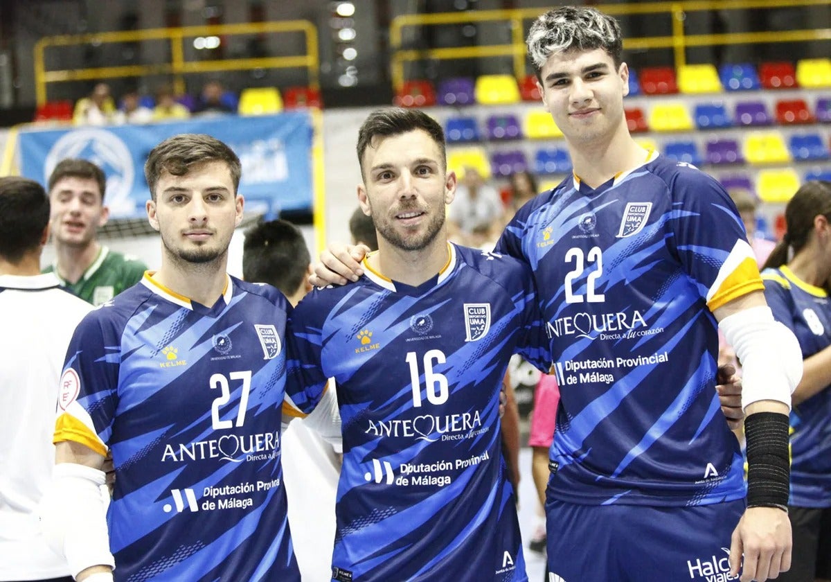 Álex Fuentes, a la izquierda, con sus compañeros en la portería del Antequera.