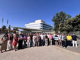 Los alcaldes en la concentración de este martes.