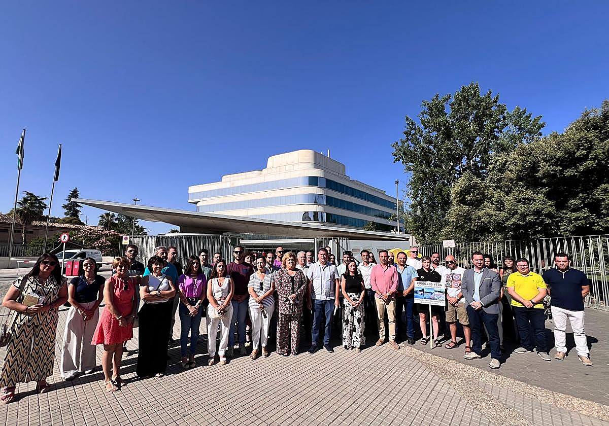 Los alcaldes en la concentración de este martes.