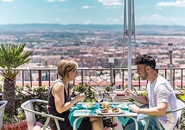 Esta mítica terraza de Granada cambia de nombre y ofrece vistas únicas de la ciudad.