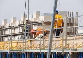 Profesionales de la construcción en una obra en Granada.