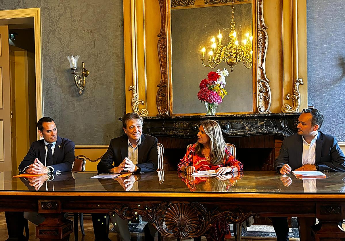 Reunión de los representantes del Ayuntamiento linarense en Castres