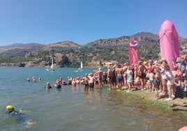 Participantes en el Lecrín Swim del pantano de Béznar.