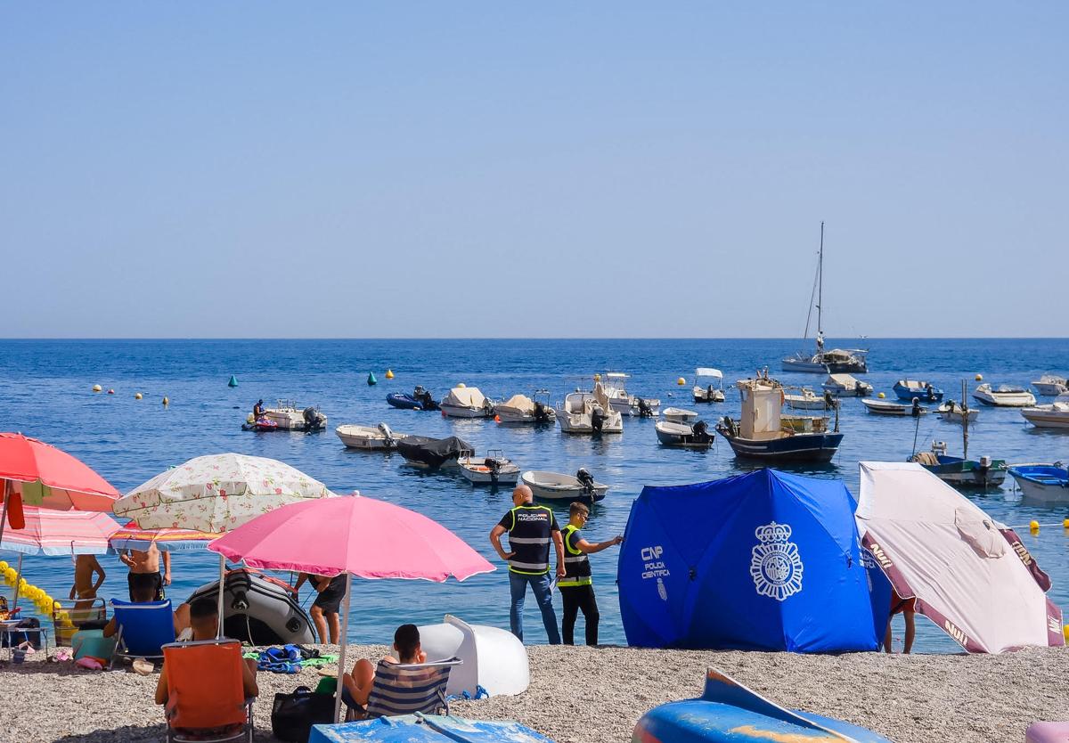 Fallece un buzo en la playa de Calahonda.