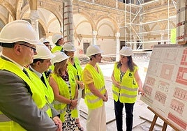 Técnica explicando el proyecto a la ministra Isabel Rodríguez junto a otras autoridades.