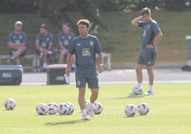 Rubi se dispone a dirigir un entrenamiento en el que habló mucho el balón.