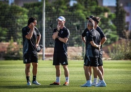 Guillermo Abascal, con gorra blanca, dirige su primer entrenamiento con el Granada.