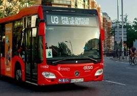 Un autobús urbano luce un lazo negro en homenaje al compañero fallecido.