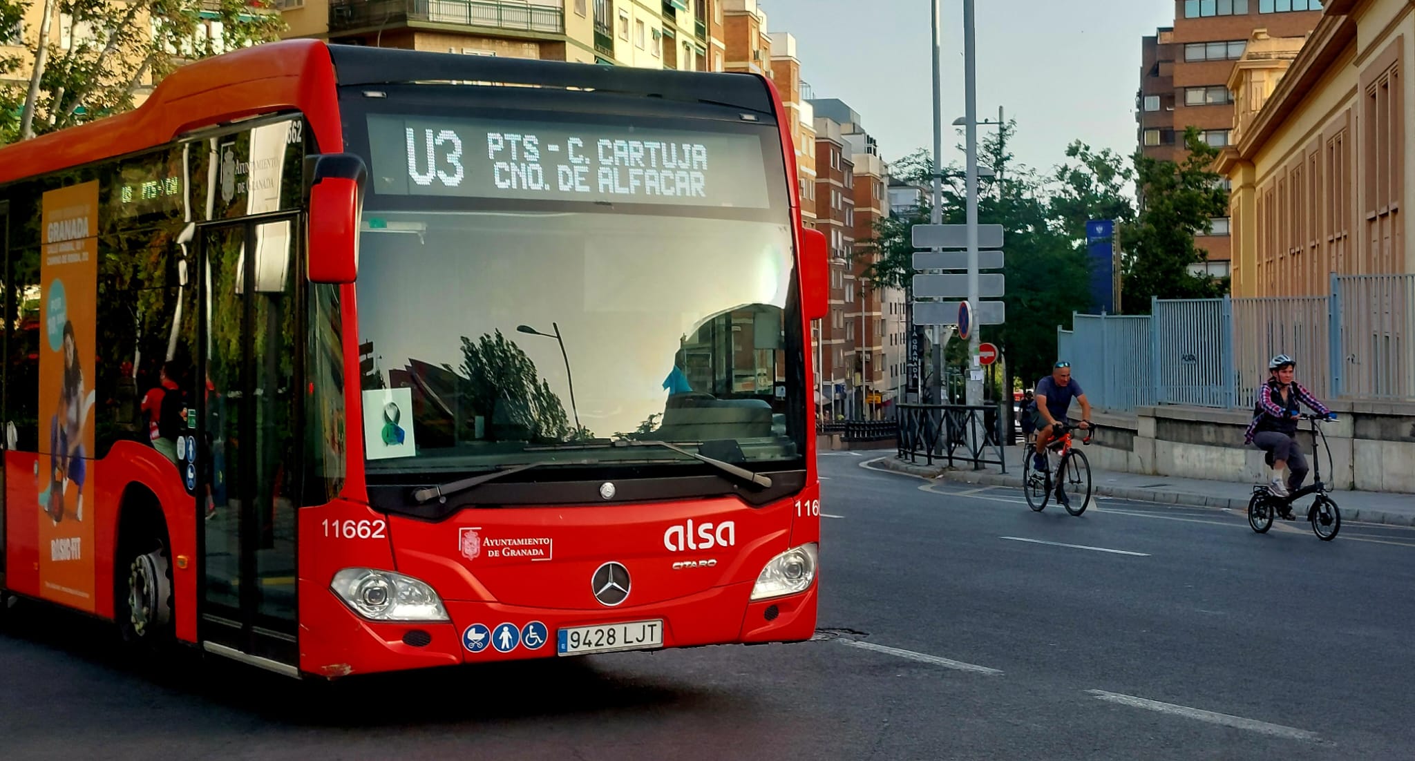 Un autobús urbano luce un lazo negro en homenaje al compañero fallecido.