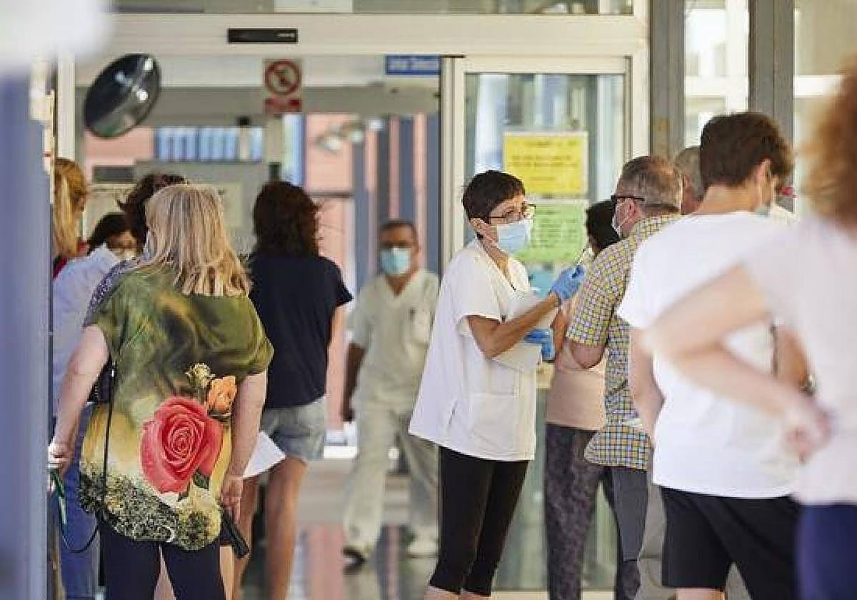 Colas en un centro de salud, de archivo.