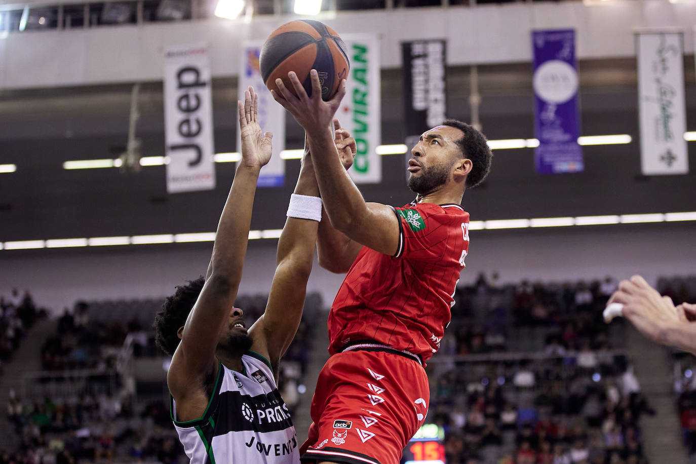 Penetración a canasta de Kwan Cheatham, que no seguirá siendo el '4' del Covirán.