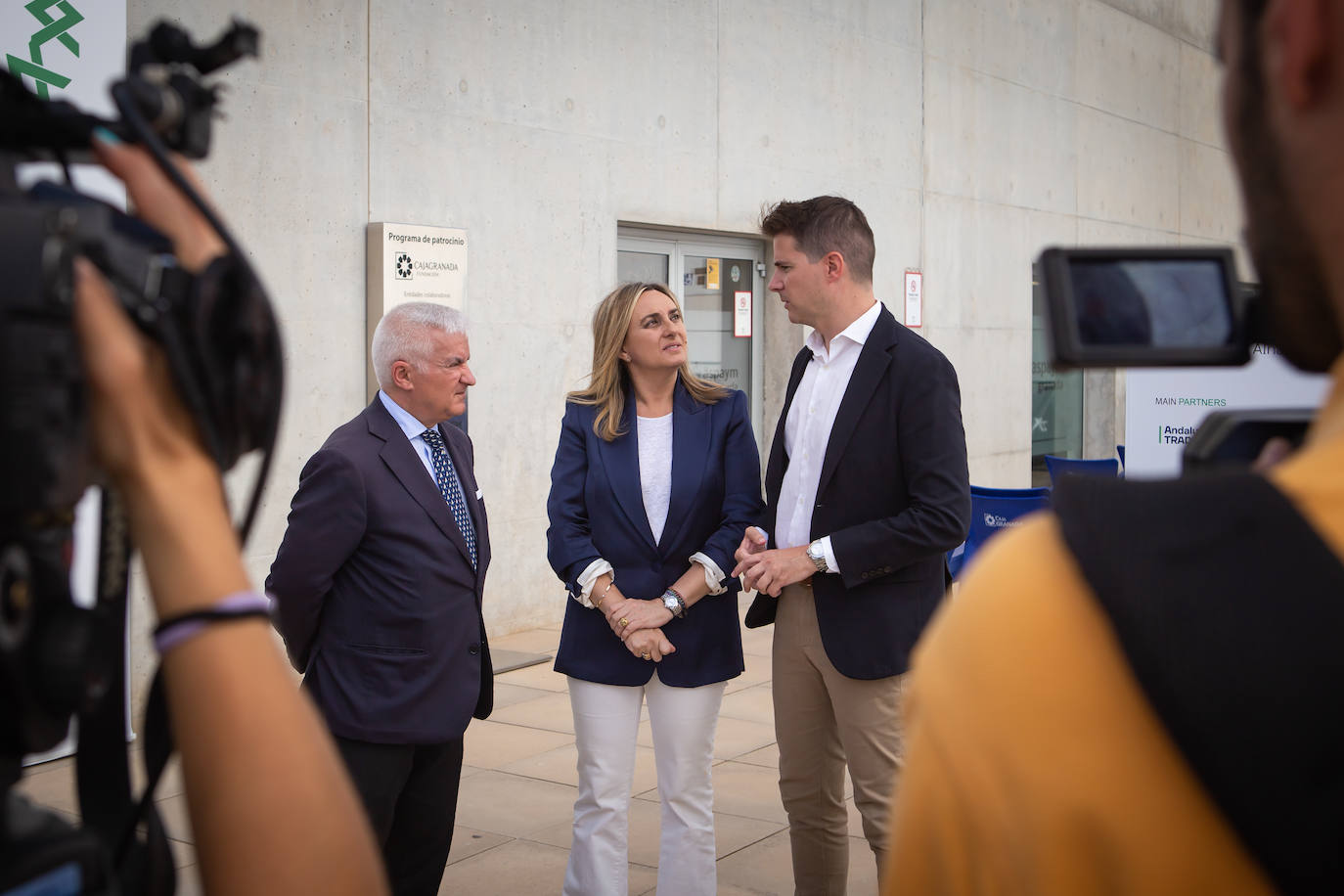 El concejal Vito Epíscopo, la alcaldesa Carazo y el presidente de AJE Granada, Carlos Álvarez, en la presentación del Hubic esta mañana.