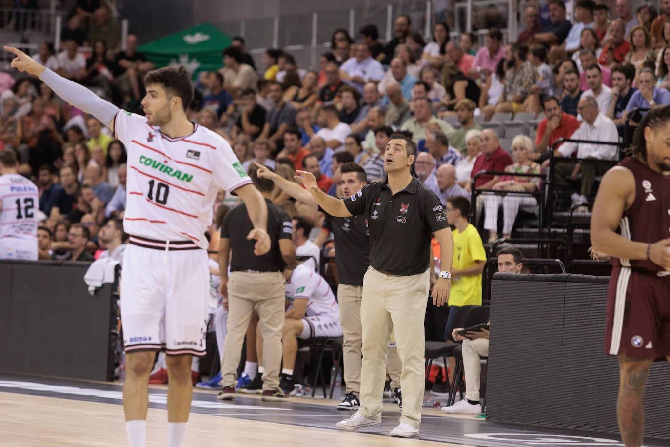 Pablo Pin (d) da instrucciones durante el partido amistoso del verano pasado ante el Bayern de Múnich.