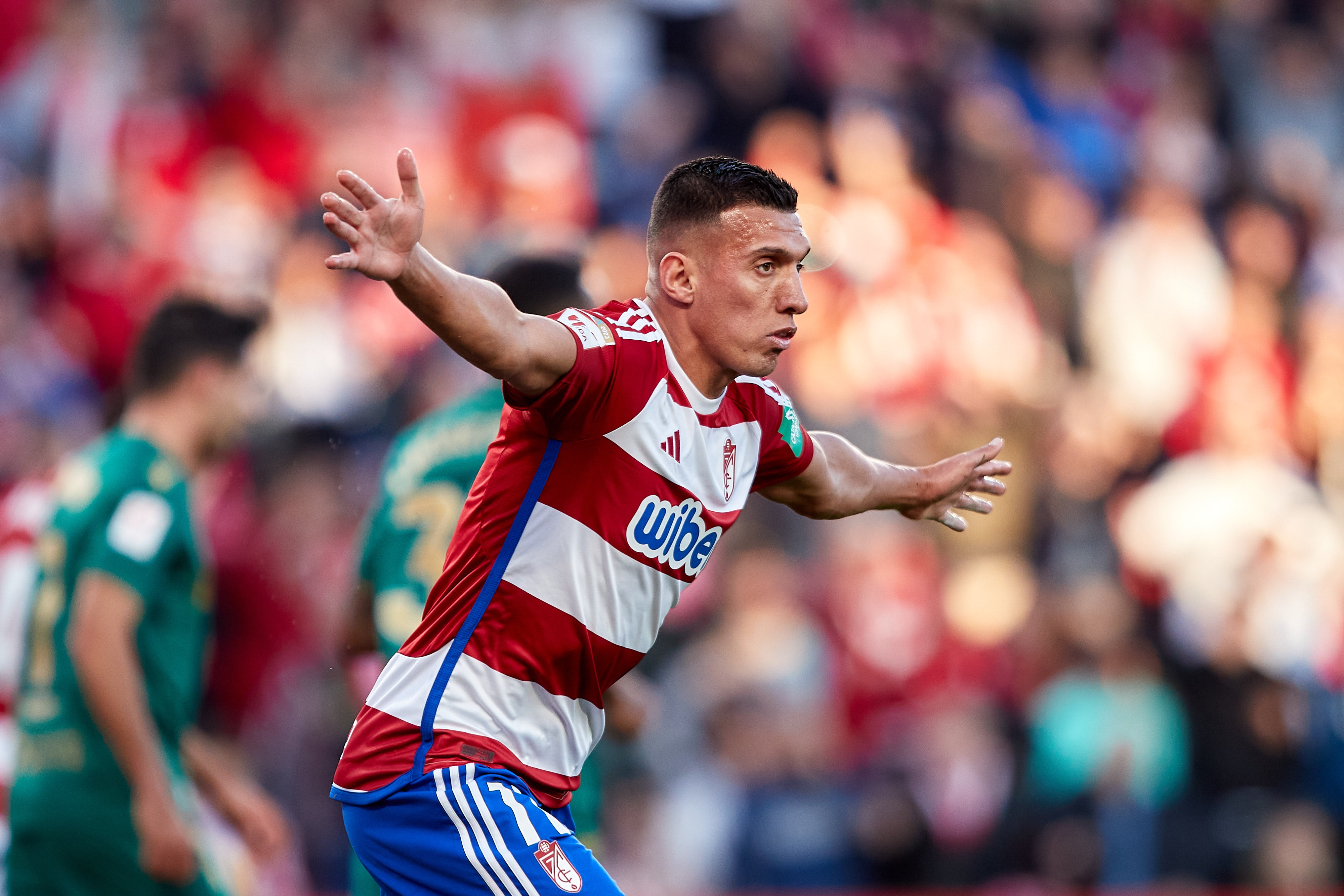 Myrto Uzuni celebra un tanto marcado al Cádiz con el Granada.