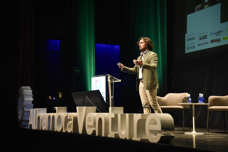 Francisco Javier González Navarro en el escenario de Alhambra Venture.