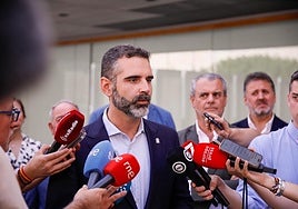 Ramón Fernández-Pacheco inaugura la exposición 'Montañas al sur. Sierra Nevada en la mirada europea'.