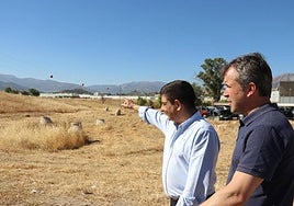 Francisco Reyes y Julio Millán, junto a los terrenos para la Ciudad Sanitaria.