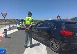 Imagen de archivo de la guardia civil realizando controles