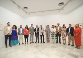 El presidente de la Diputación de Granada, Francis Rodríguez, junto a los miembros de su corporación en el Palacio de los Condes de Gabia.