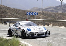 Un turismo en la última Subida al Cerro de los Cañones.