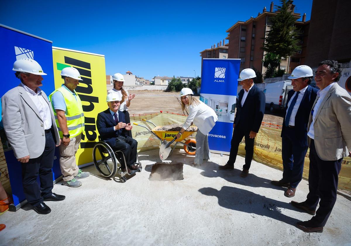 La alcaldesa pone la primera piedra de la obra.