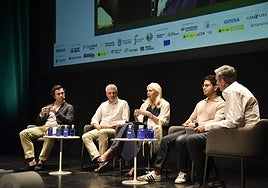Mesa redonda sobre 'Invertir en salud', moderada por Lourdes Núñez de Acex Health.