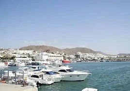 El pesquero usado como patera que naufragó en el puerto de Carboneras se reflotará el próximo lunes