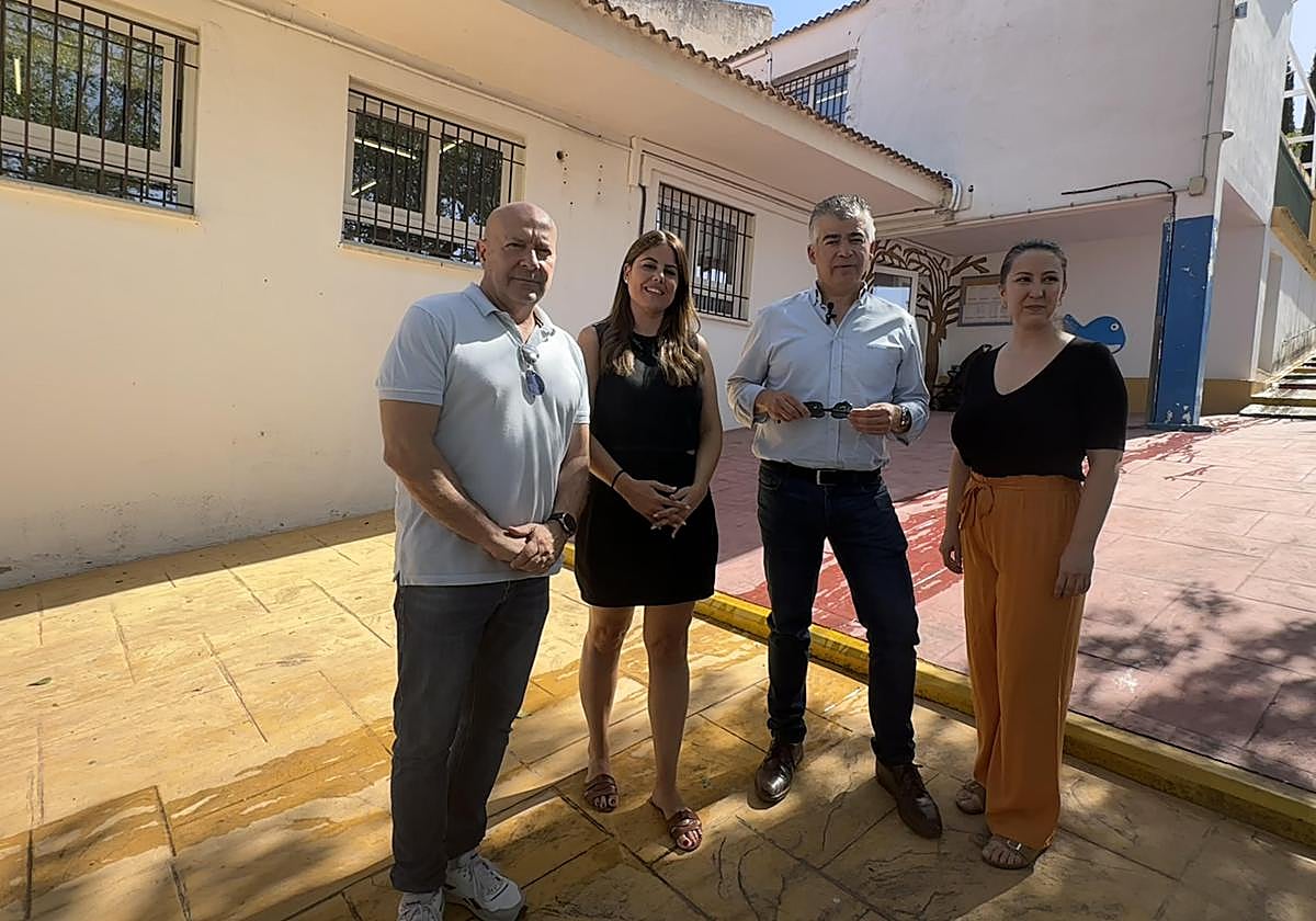 El alcalde Emilio Torres y la concejala de Educación Gema Lara en la Escuela Virgen del Pilar