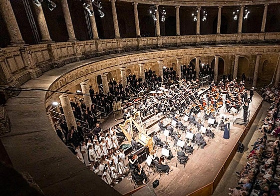 Actuación del Festival de Granada en el Palacio de Carlos V.