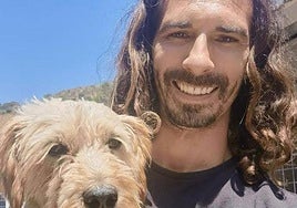 Gersom con uno de los perros que cuidaba.