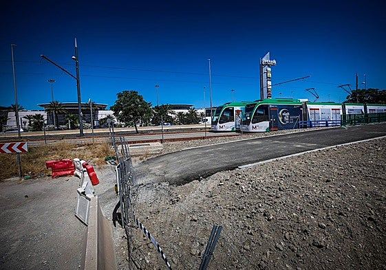 Corte en el carril ciclopeatonal de Armilla cuya obra está parada.