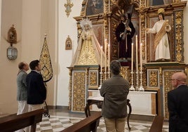 Virgen de la Merced y el Nazareno en su altar.