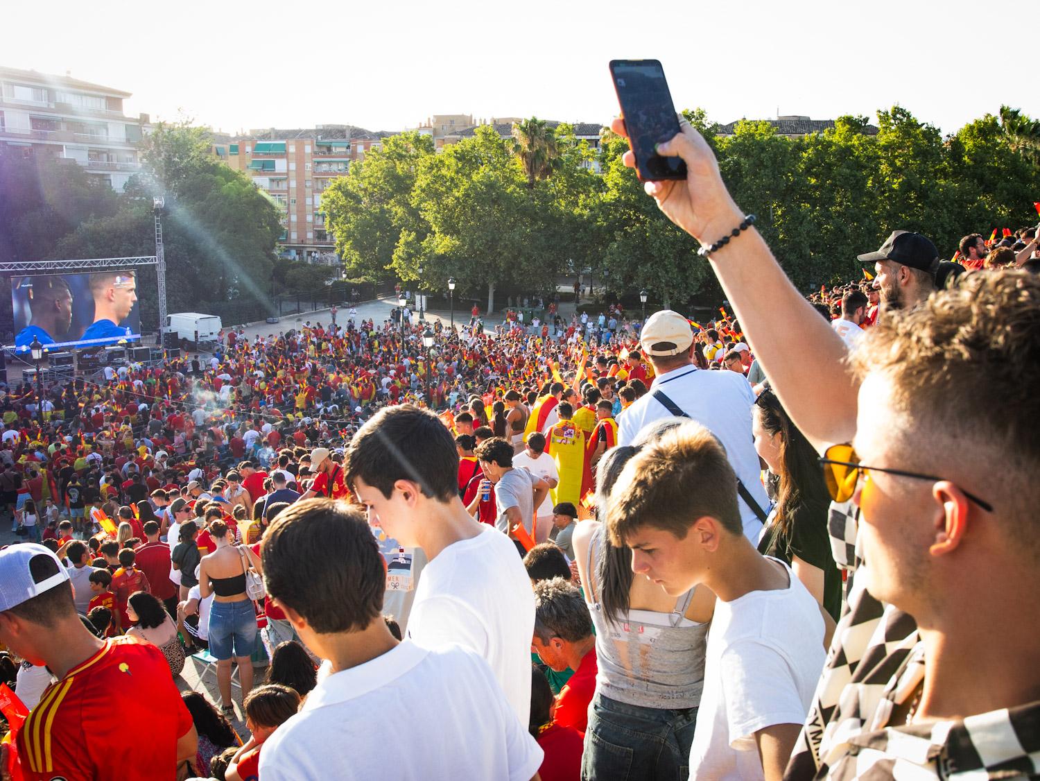 Las imágenes de la afición granadina entregada a la Selección