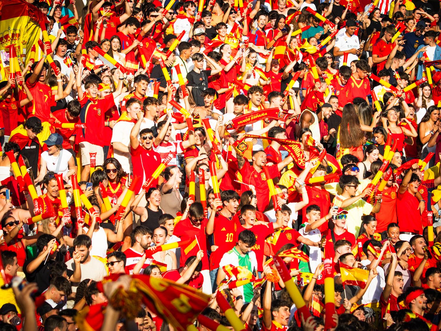 Las imágenes de la afición granadina entregada a la Selección