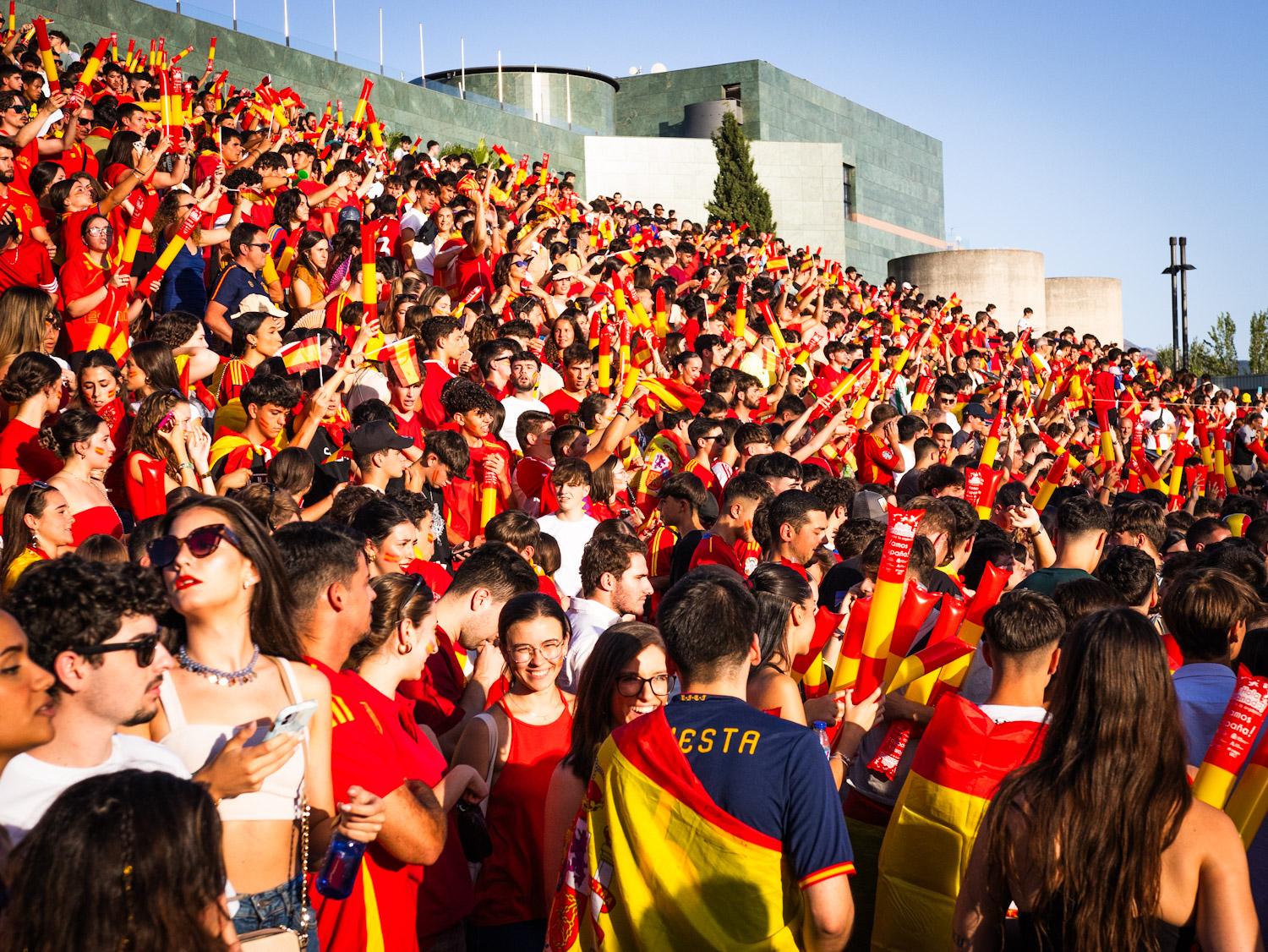 Las imágenes de la afición granadina entregada a la Selección