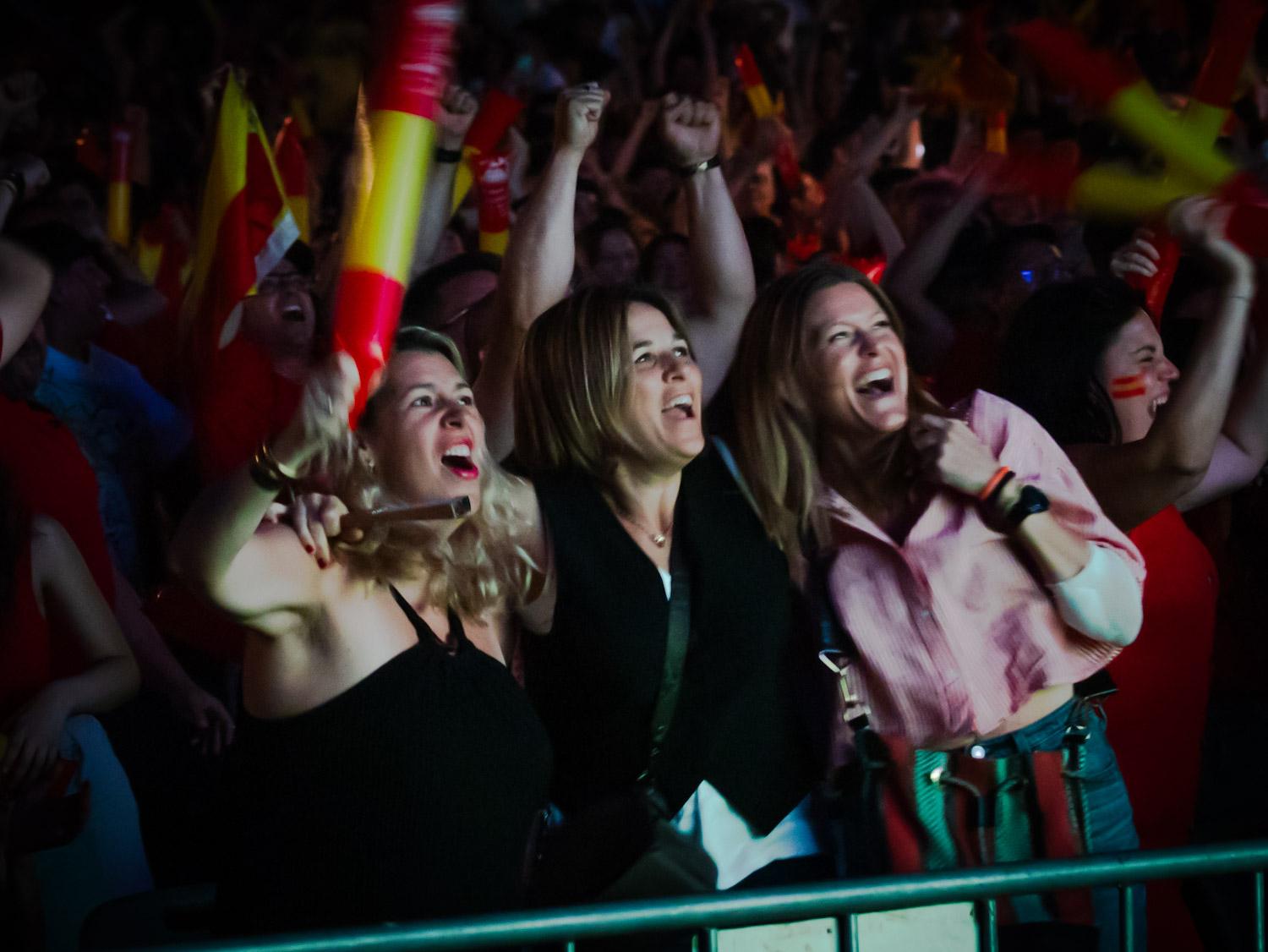 Las imágenes de la afición granadina entregada a la Selección