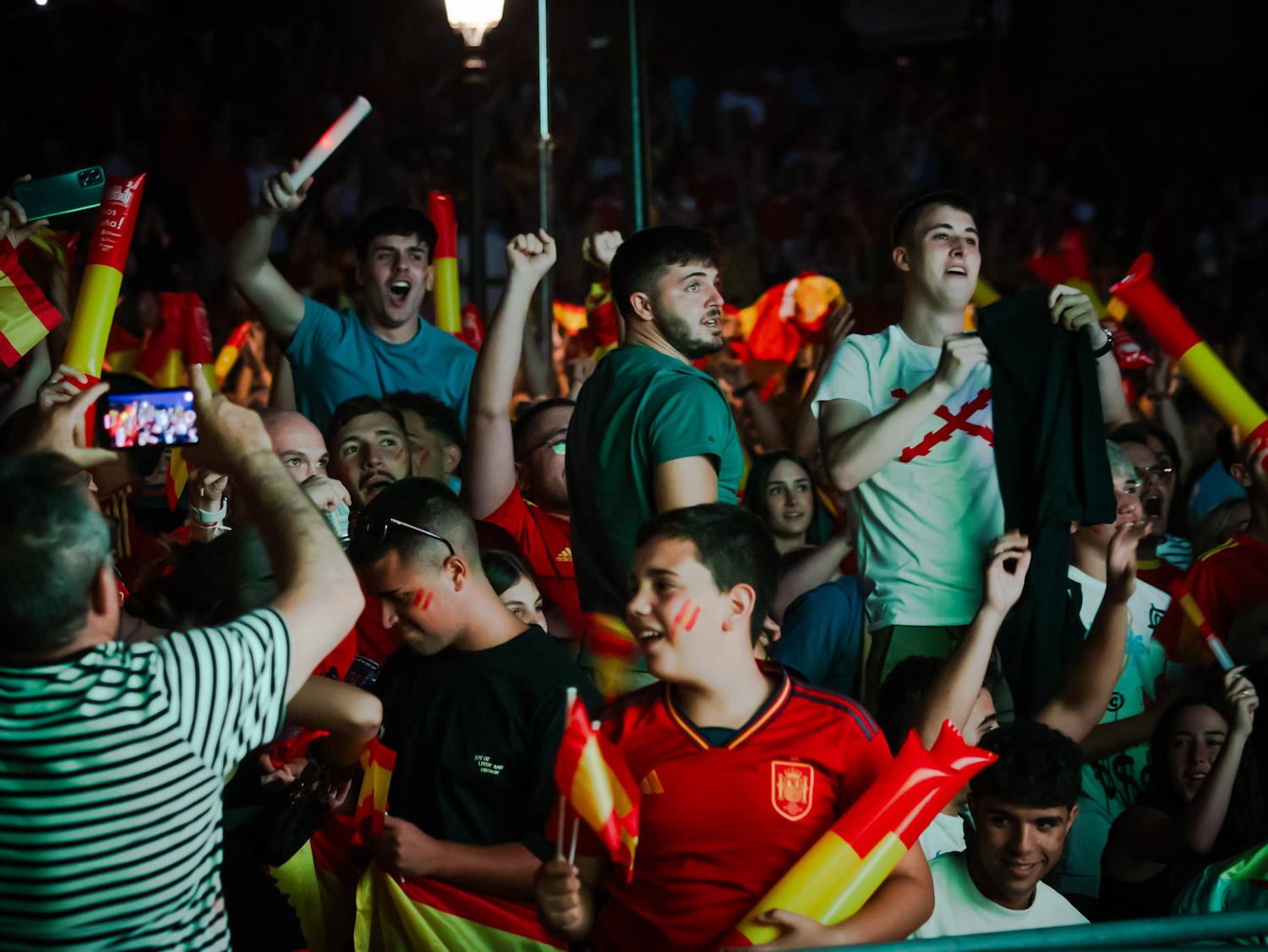 Las imágenes de la afición granadina entregada a la Selección