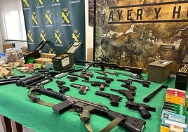 Armas incautadas durante la operación.
