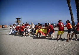 Ingleses y españoles tiran de la cuerda para ver quién gana.