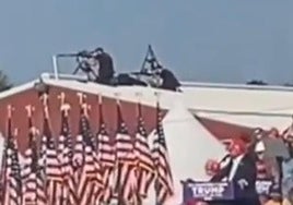 Donald Trump, abajo a la derecha, y el francotirador del servicio secreto, arriba a la izquierda, durante el mitin en el que se produjo el atentado.