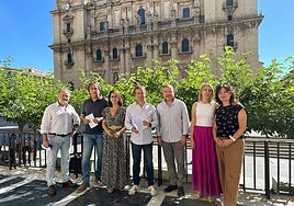 Julio Millán junto a parte de su grupo municipal.