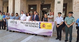 Minuto de silencio en memoria de las víctimas de la violencia machista asesinadas el pasado fin de semana