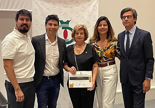 María recogiendo un reconocimiento del Colegio de dentistas.